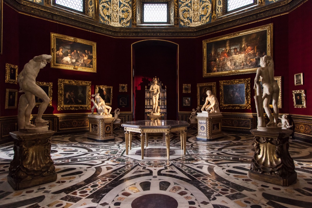 La Tribuna, la sala ottagonale dalle pareti rosse dentro la Galleria degli Uffizi